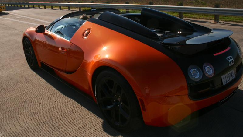 Illustration for article titled 18 Things You Learn Driving The $2.35 Million Bugatti Veyron Vitesse